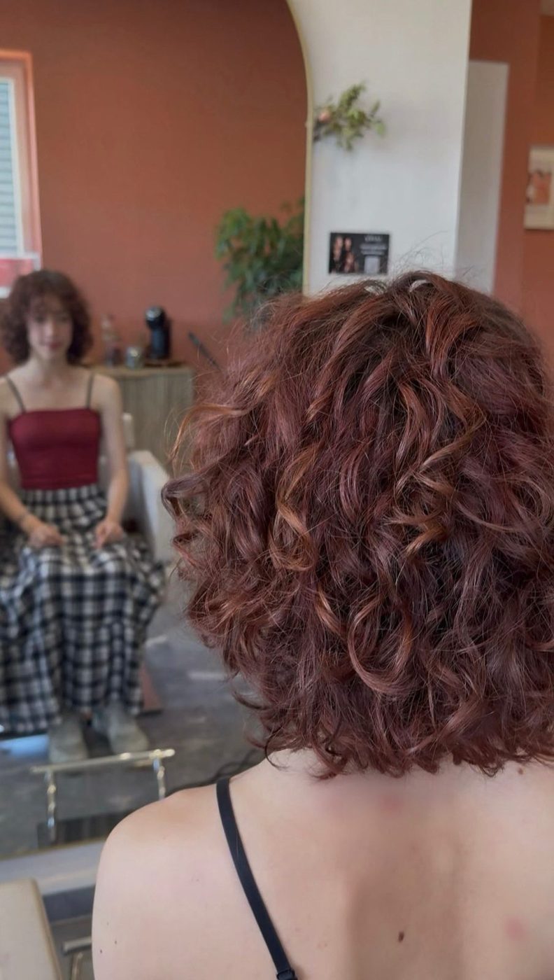 Coupe courte bouclée avec reflets